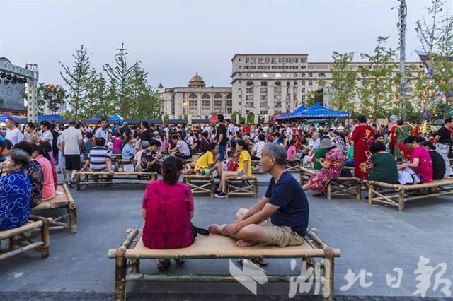 7月14日傍晚,在武汉园博园东广场及汉口里,几百张竹床排成的竹床阵