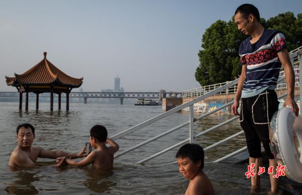 江边玩水，属于武汉人的夏日记忆(图9)