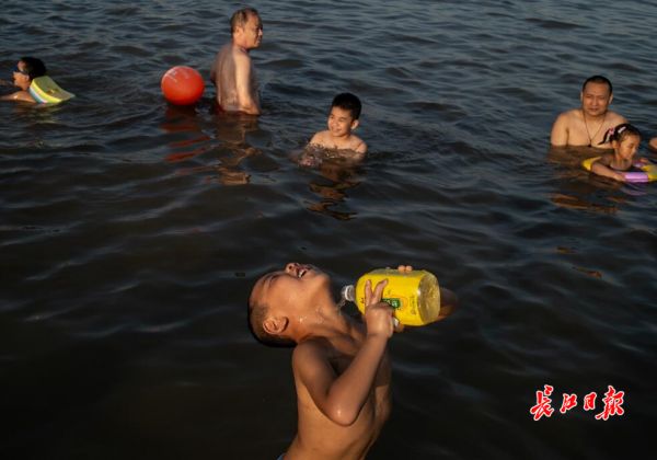 江边玩水，属于武汉人的夏日记忆(图2)